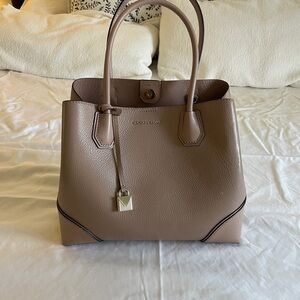 Michael Kors Pink Crossbody Bag Elegant Design